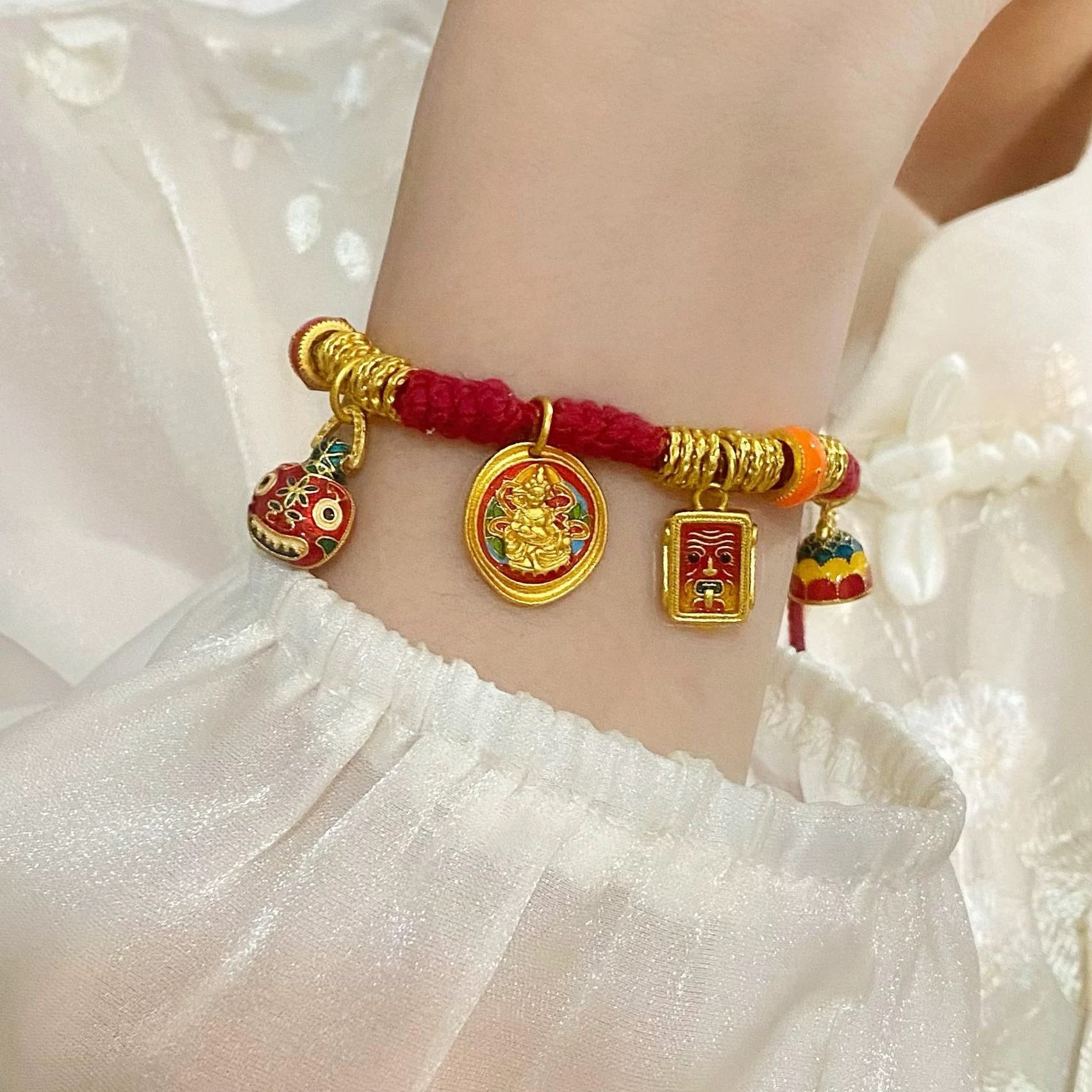 【Your Experience with Abundance Starts Now】 Gold God of Wealth Bracelet for Women New Retro High-end Red Rope Bracelet